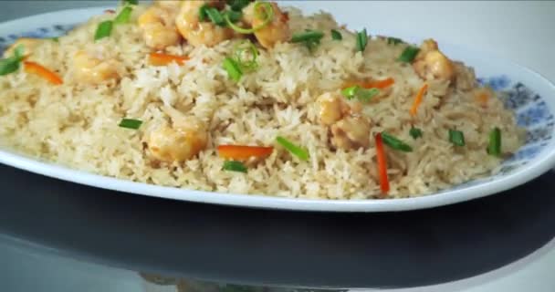 Горячий Вкусный Куриный Рис Бирьяни Начинкой Овощей Белой Тарелке Рис — стоковое видео