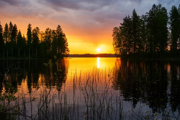 Solnedgång över en finska sjö — Stockfoto