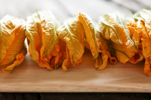 Fleurs de courgette fraîches — Photo