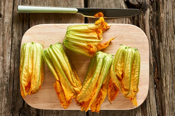 Fiori di zucchina freschi — Foto Stock
