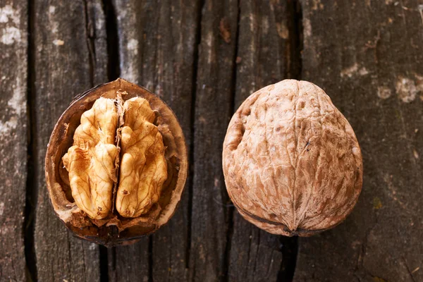 Twee walnoten op hout — Stockfoto