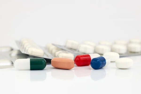 Медицинские капсулы и таблетки — стоковое фото