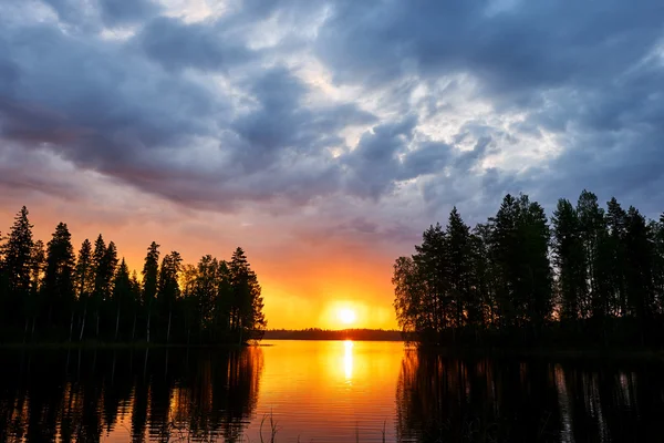 Zonsondergang over een Finse lake — Stockfoto