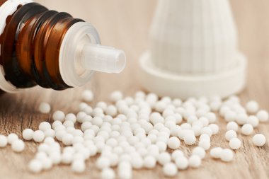 Bir tablo üzerinde dağınık homeopatik granül