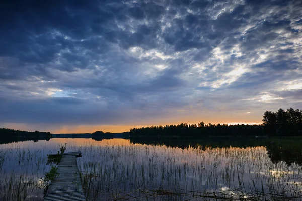 Kleine pier bij zonsondergang — Stockfoto