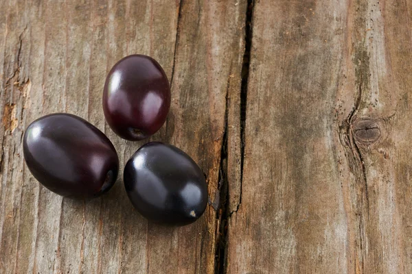 Three black olives — Stock Photo, Image