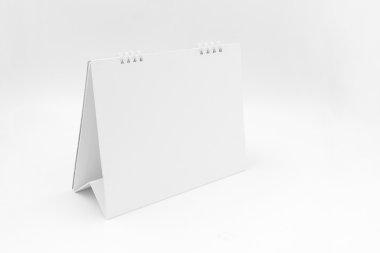 beyaz zemin üzerinde masa takvimi