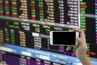 Mevsimlik arka plan üzerinde akıllı telefon tutarak el