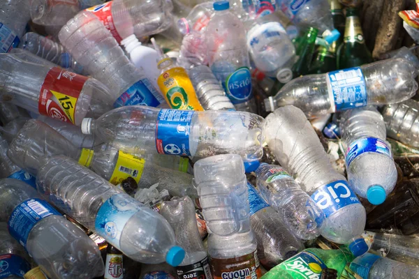 Rayong plastik şişelerde. Plastik geri dönüşüm için toplandı