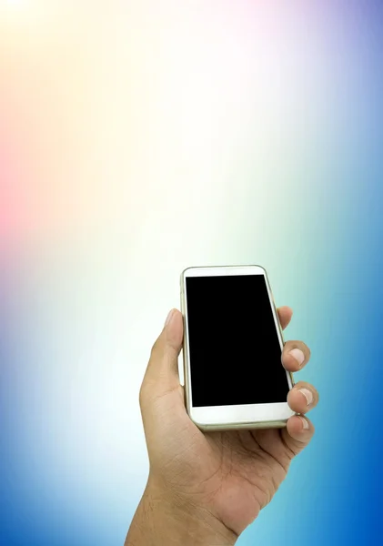 Männerhand zeigt weißes Smartphone in vertikaler Position auf verschwommenem — Stockfoto