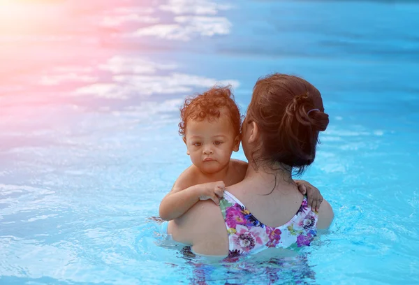 Bébé garçon première fois dans une piscine — Photo