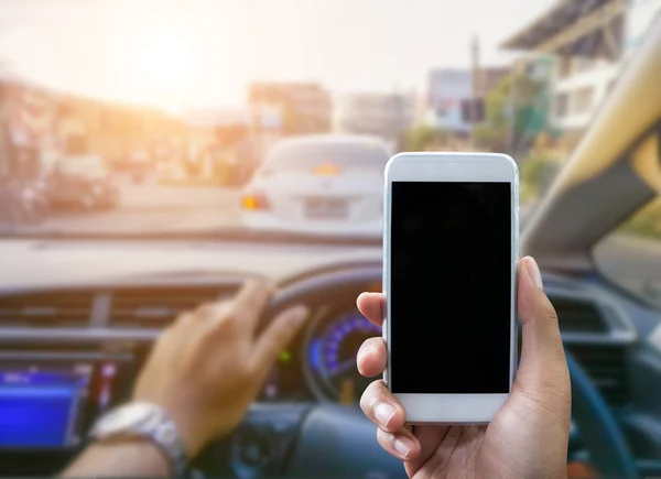 Usar un teléfono inteligente mientras conduce un coche — Foto de Stock