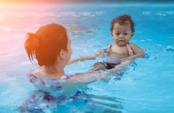 Bébé garçon première fois dans une piscine — Photo