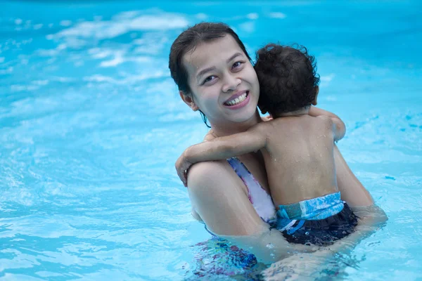 Mère et asiatique bébé première fois dans une piscine — Photo