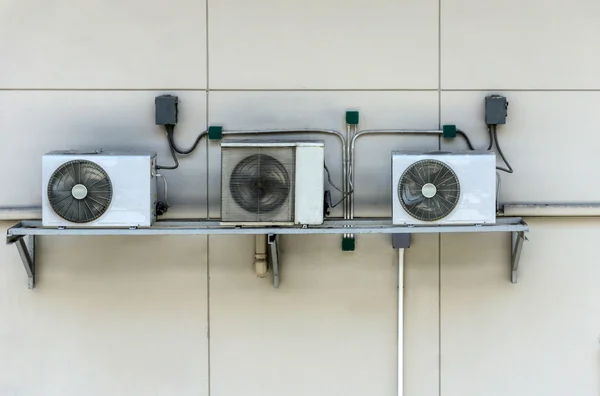 Compresor de aire acondicionado en pared blanca — Foto de Stock