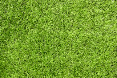 Bir futbol fiel parlak yeşil yapay çim