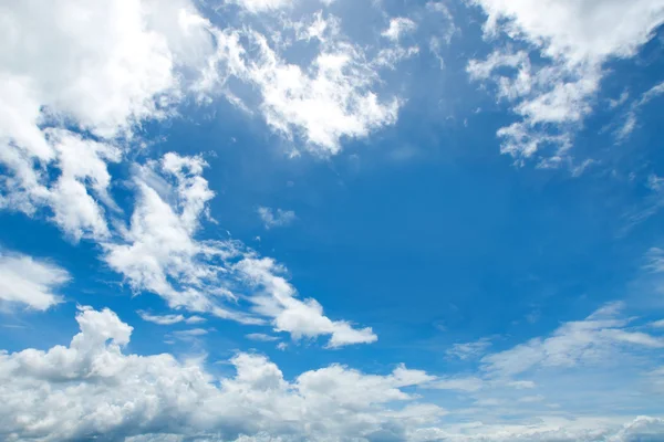Blå himmel med skyer - Stock-foto
