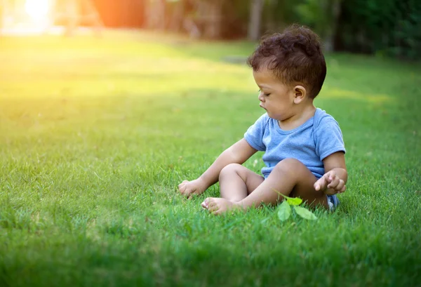 Asiatico Bambino Seduto Nella Natura Verde Asiatico Bambino Bambino Giocare — Foto Stock
