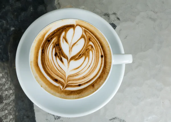 Kopp latte kaffe på bordet — Stockfoto
