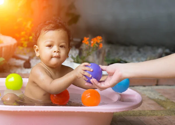 Asian baby Bathing in tubs — Stock Photo, Image