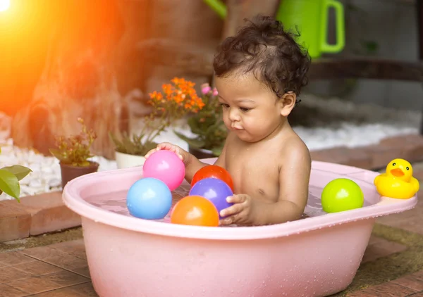 Asian baby Bathing in tubs — Stock Photo, Image