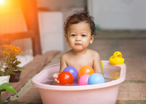 Asian Baby Bathing Tubs Asian Baby Enjoyed Playing Colored Balls — Stock Photo, Image