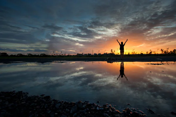 Silhouette Frauen bei Sonnenuntergang — Stockfoto