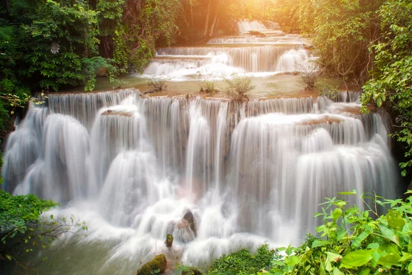Wodospad znajduje się w głębokim lesie Tajlandia — Zdjęcie stockowe