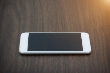 boş ekran ahşap masanın üzerinde yatan ile akıllı telefon