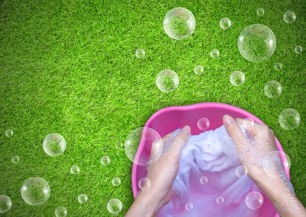 Vrouwelijke handen wassen van kleding in het roze bekken met duidelijke Bubble — Stockfoto