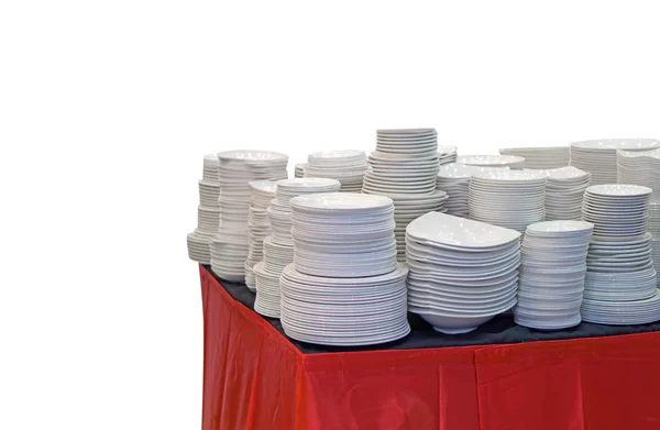 Muitos prato branco Coloque uma pilha na mesa vermelha . — Fotografia de Stock
