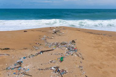 Mai Khao Sahili, Phuket, Tayland 'da plastik atık çevresi kirliliği.