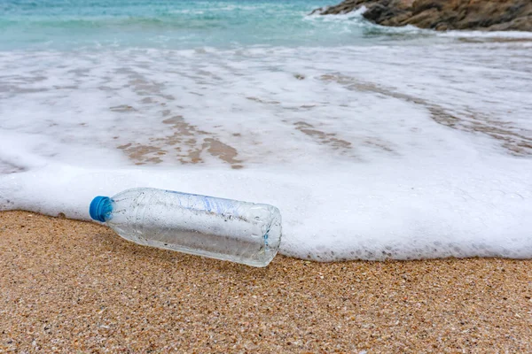 Odpady Plastikowych Butelek Zanieczyszczeniem Środowiska Plaży — Zdjęcie stockowe