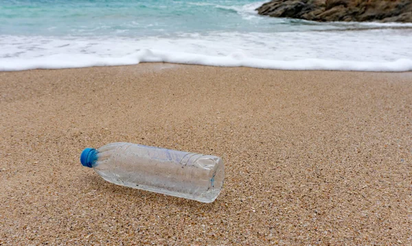 Odpady Plastikowych Butelek Zanieczyszczeniem Środowiska Plaży — Zdjęcie stockowe