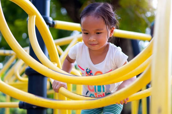 Une Fille Asiatique Grimpe Sur Équipement Terrain Jeu Dans Une — Photo