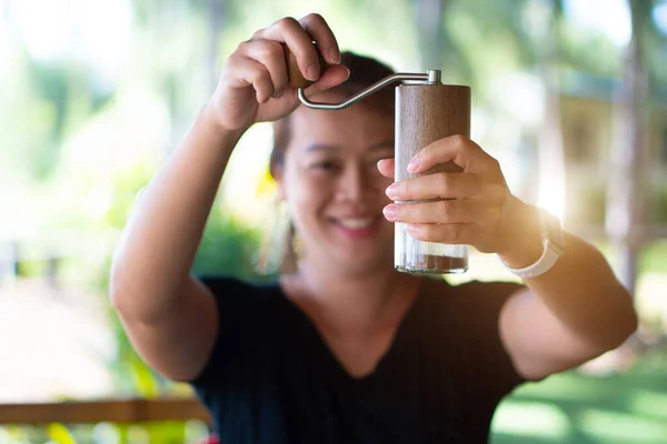 Una Mujer Asiática Moliendo Café Con Molinillo Café Mano Imagen de archivo