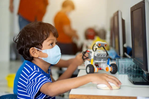 Azjatycki Chłopiec Nosi Maski Twarz Aby Zapobiec Koronawirusowi 2019 Covid Zdjęcie Stockowe
