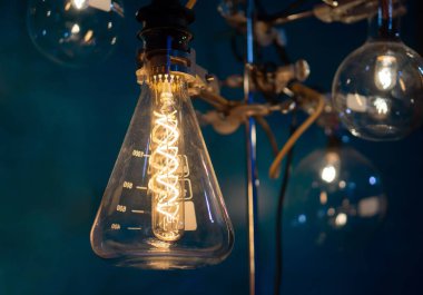 Test tüpündeki eski bir ampul.