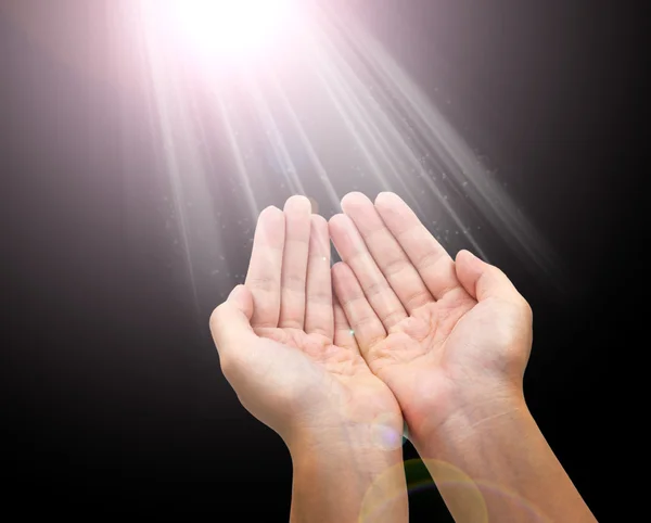 Mulher dando ou de mãos dadas, luzes brilhantes na mão Conceito — Fotografia de Stock