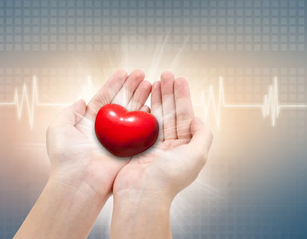 Médico e O conceito de cuidados, coração vermelho na mão feminina com ECG — Fotografia de Stock