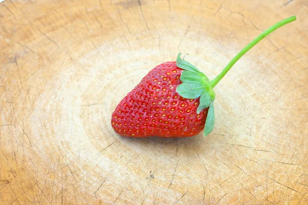 1 fraise sur fond bois — Photo