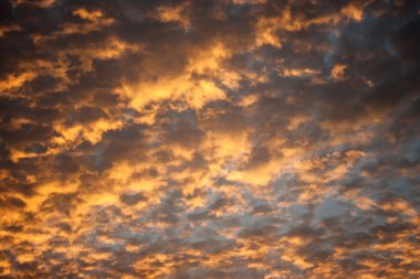 Gökyüzü ve gün batımı zamanı akşam içinde bulut