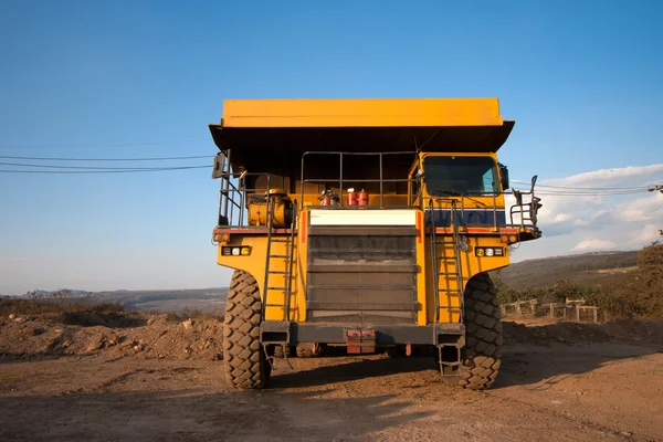 Kohleaufbereitungsanlage. Großer gelber Bergbaulastwagen auf Baustelle — Stockfoto