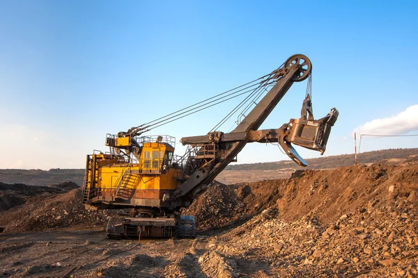 Planta de preparação de carvão. Grande caminhão de mineração amarelo no local de trabalho coa — Fotografia de Stock