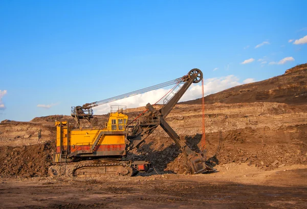 Kolen-voorbereiding plant. Grote gele mijnbouw vrachtwagen bij werk site coa — Stockfoto