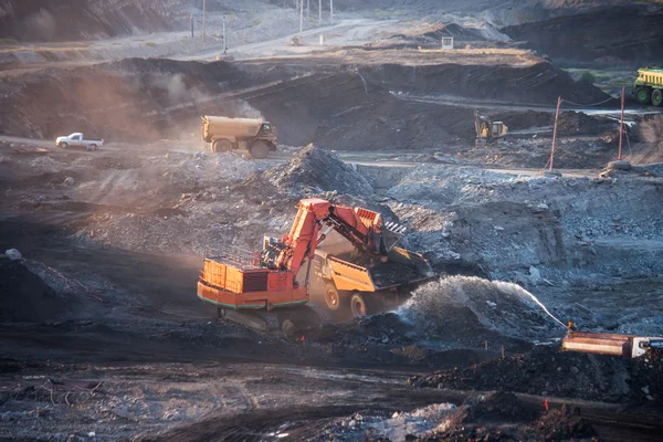 kömür hazırlama tesisi. Büyük araştırma kamyon, İş Makinası kömür trans