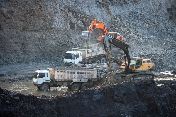 Planta de preparación de carbón. Camión minero grande en el sitio de trabajo carbón trans — Foto de Stock