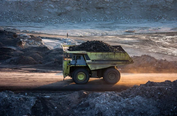 Planta de preparação de carvão. Grande caminhão de mineração no local de trabalho carvão trans — Fotografia de Stock