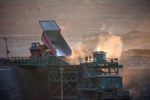 Planta de preparación de carbón. Camión minero grande en el sitio de trabajo carbón trans — Foto de Stock