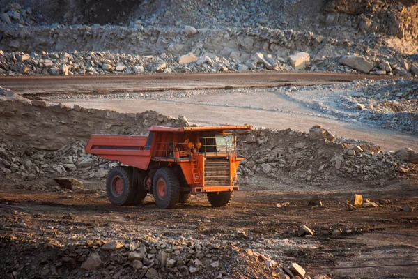 Kol-förberedelser växt. Stora gruvdrift lastbil på arbete webbplats kol trans — Stockfoto